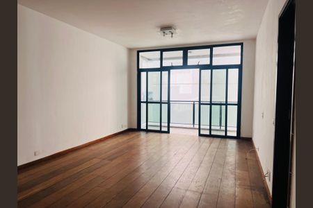 Sala com piso de madeira e janela grande, iluminada por luz natural e com acabamento de alta qualidade. de apartamento à venda com 3 quartos, 109m² em Jardim Botânico, Rio de Janeiro