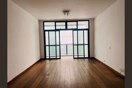 Apartamento à venda com 109m², 3 quartos e 1 vaga Apartamento à venda com 109m², 3 quartos e 1 vagaEspaço com piso de madeira, janela grande e iluminação natural, sem decoração.