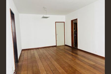 Apartamento à venda com 109m², 3 quartos e 1 vaga Apartamento à venda com 109m², 3 quartos e 1 vagaSala com piso de madeira e paredes brancas, com uma porta branca e uma porta de madeira.