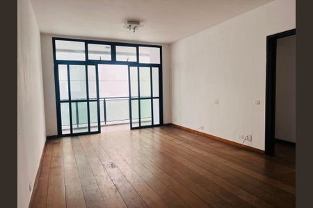 Sala com janelas grandes e iluminação natural, piso de madeira e parede branca. de apartamento à venda com 3 quartos, 109m² em Jardim Botânico, Rio de Janeiro