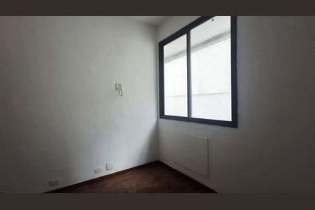 Apartamento à venda com 109m², 3 quartos e 1 vaga Apartamento à venda com 109m², 3 quartos e 1 vagaQuarto com janela e piso de madeira, iluminado por luz natural.