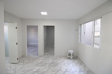 Sala / Cozinha de apartamento para alugar com 2 quartos, 46m² em Conjunto Residencial José Bonifácio, São Paulo