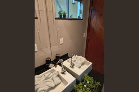 Banheiro de casa à venda com 3 quartos, 360m² em Residencial Alice Barbosa, Goiânia