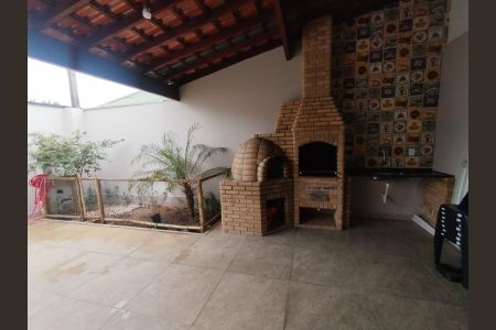 Casa à venda com 118m², 2 quartos e 4 vagas Casa à venda com 118m², 2 quartos e 4 vagasÁrea externa