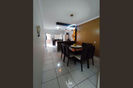 Casa à venda com 118m², 2 quartos e 4 vagas Casa à venda com 118m², 2 quartos e 4 vagasSala