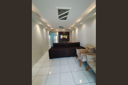 Casa à venda com 118m², 2 quartos e 4 vagas Casa à venda com 118m², 2 quartos e 4 vagasSala