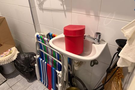 Banheiro de Serviço de apartamento para alugar com 3 quartos, 138m² em Ponta da Praia, Santos