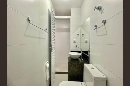 Banheiro de kitnet/studio para alugar com 1 quarto, 26m² em Santa Cruz, Belo Horizonte