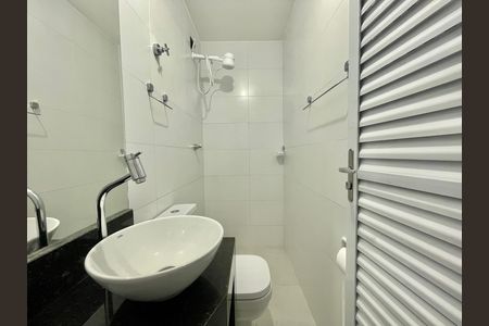 Banheiro de kitnet/studio para alugar com 1 quarto, 26m² em Santa Cruz, Belo Horizonte