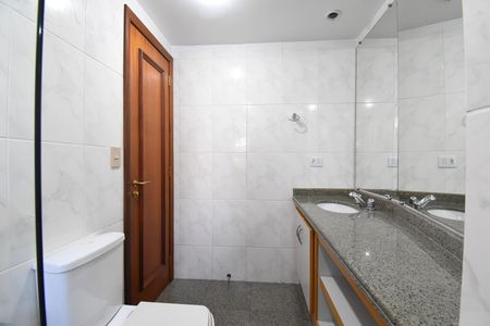Apartamento à venda com 271m², 3 quartos e 3 vagasBanheiro da Suíte 2