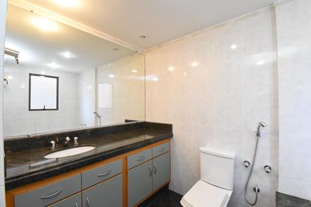 Apartamento à venda com 271m², 3 quartos e 3 vagasBanheiro da Suíte