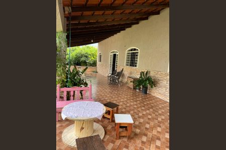 Casa de condomínio à venda com 300m², 4 quartos e 5 vagas Casa de condomínio à venda com 300m², 4 quartos e 5 vagasVaranda