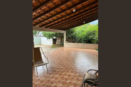 Casa de condomínio à venda com 300m², 4 quartos e 5 vagas Casa de condomínio à venda com 300m², 4 quartos e 5 vagasVaranda