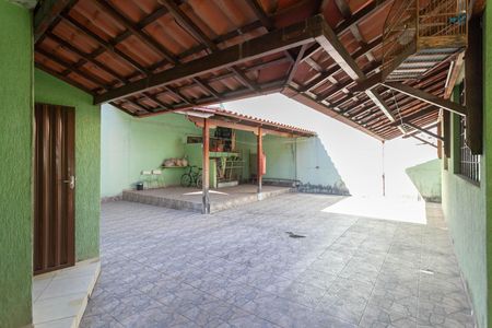 Casa à venda com 300m², 5 quartos e 4 vagas Casa à venda com 300m², 5 quartos e 4 vagasQuintal