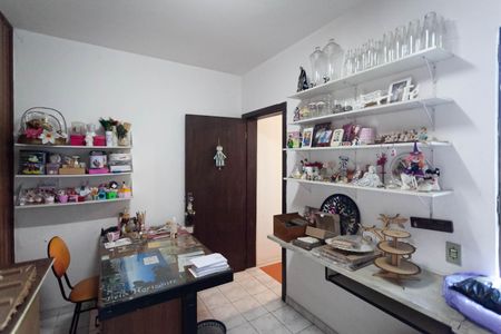 Casa à venda com 300m², 5 quartos e 4 vagas Casa à venda com 300m², 5 quartos e 4 vagasEscritório