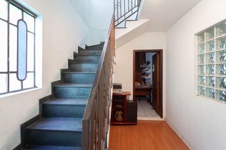 Casa à venda com 300m², 5 quartos e 4 vagas Casa à venda com 300m², 5 quartos e 4 vagasEscada