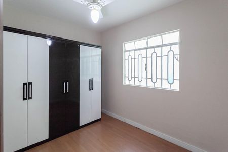 Casa à venda com 300m², 5 quartos e 4 vagas Casa à venda com 300m², 5 quartos e 4 vagasQuarto 2