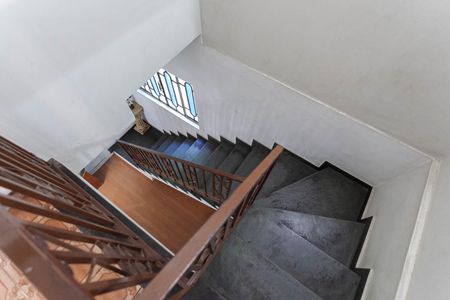 Casa à venda com 300m², 5 quartos e 4 vagas Casa à venda com 300m², 5 quartos e 4 vagasEscada