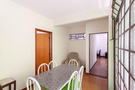 Casa à venda com 300m², 5 quartos e 4 vagas Casa à venda com 300m², 5 quartos e 4 vagasCopa