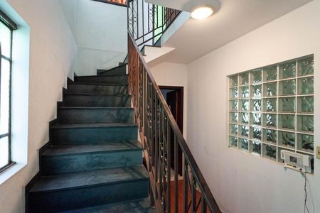 Casa à venda com 300m², 5 quartos e 4 vagas Casa à venda com 300m², 5 quartos e 4 vagasEscada