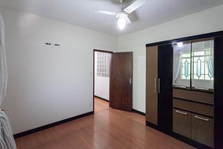 Casa à venda com 300m², 5 quartos e 4 vagas Casa à venda com 300m², 5 quartos e 4 vagasQuarto 3