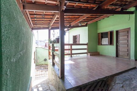 Casa à venda com 300m², 5 quartos e 4 vagas Casa à venda com 300m², 5 quartos e 4 vagasVaranda