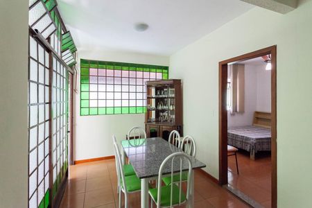 Casa à venda com 300m², 5 quartos e 4 vagas Casa à venda com 300m², 5 quartos e 4 vagasCopa