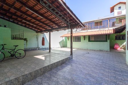 Casa à venda com 300m², 5 quartos e 4 vagas Casa à venda com 300m², 5 quartos e 4 vagasQuintal
