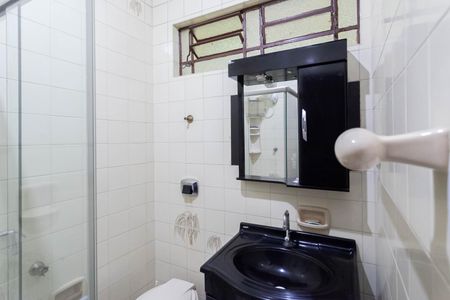 Casa à venda com 300m², 5 quartos e 4 vagas Casa à venda com 300m², 5 quartos e 4 vagasBanheiro social 1