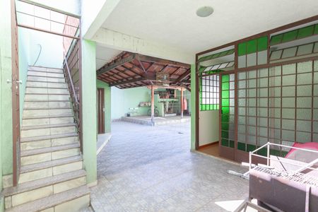 Casa à venda com 300m², 5 quartos e 4 vagas Casa à venda com 300m², 5 quartos e 4 vagasQuintal
