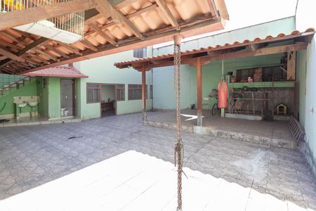 Casa à venda com 300m², 5 quartos e 4 vagas Casa à venda com 300m², 5 quartos e 4 vagasQuintal