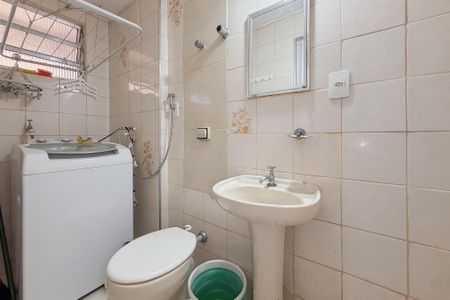 Banheiro de kitnet/studio para alugar com 1 quarto, 28m² em Liberdade, São Paulo