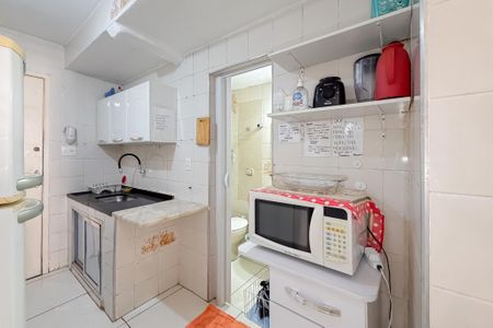 Cozinha de kitnet/studio para alugar com 1 quarto, 28m² em Liberdade, São Paulo