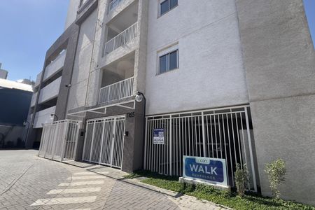 Fachada com placa grande de apartamento para alugar com 2 quartos, 55m² em Vila das Bandeiras, Guarulhos