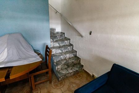 Escada acesso quartos de apartamento para alugar com 2 quartos, 190m² em Jardim Salete, Taboão da Serra