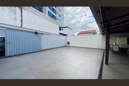 Casa de condomínio à venda com 200m², 3 quartos e 5 vagas Casa de condomínio à venda com 200m², 3 quartos e 5 vagasÁrea externa