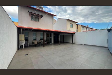 Casa de condomínio à venda com 200m², 3 quartos e 5 vagas Casa de condomínio à venda com 200m², 3 quartos e 5 vagasÁrea externa