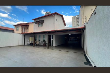 Casa de condomínio à venda com 200m², 3 quartos e 5 vagas Casa de condomínio à venda com 200m², 3 quartos e 5 vagasÁrea externa
