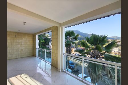 Casa de condomínio à venda com 180m², 3 quartos e sem vaga