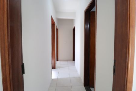 Corredor de apartamento para alugar com 3 quartos, 89m² em Saraiva, Uberlândia