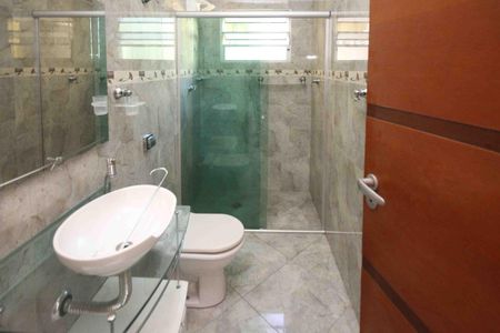 Casa para alugar com 240m², 2 quartos e 6 vagasBanheiro Social