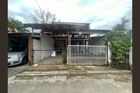 Casa à venda com 185m², 3 quartos e 4 vagas Casa à venda com 185m², 3 quartos e 4 vagasFachada
