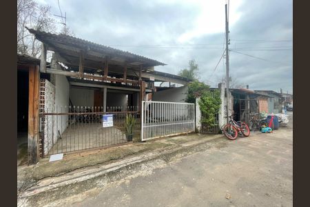 Casa à venda com 185m², 3 quartos e 4 vagas Casa à venda com 185m², 3 quartos e 4 vagasFachada