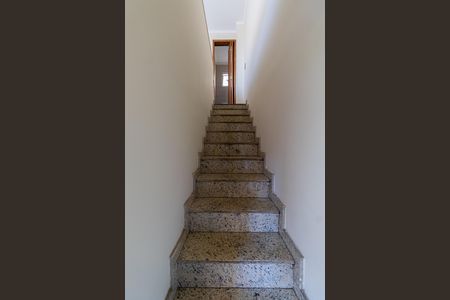 Casa de condomínio para alugar com 78m², 2 quartos e 2 vagas Casa de condomínio para alugar com 78m², 2 quartos e 2 vagasEscada Entrada