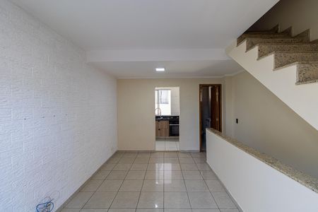 Sala de casa de condomínio para alugar com 2 quartos, 78m² em Vila Talarico, São Paulo