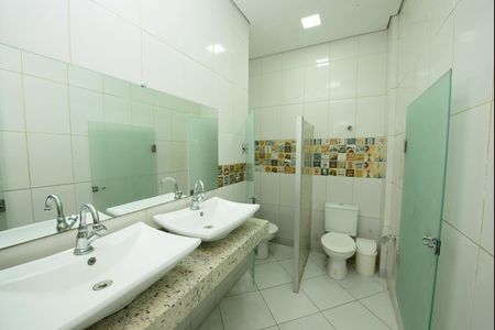 Banheiro 2 de apartamento à venda com 3 quartos, 490m² em Jardim Riacho das Pedras, Contagem