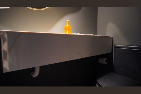 Lavabo da sala  de apartamento para alugar com 1 quarto, 60m² em Três Figueiras, Porto Alegre