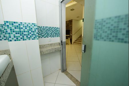 Banheiro 1 de apartamento para alugar com 1 quarto, 650m² em Jardim Riacho das Pedras, Contagem