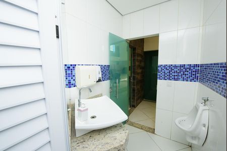 Banheiro 3 de apartamento para alugar com 1 quarto, 650m² em Jardim Riacho das Pedras, Contagem
