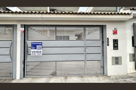 Placa instalada na fachada do imóvel  de casa para alugar com 3 quartos, 140m² em Vila Barros, Guarulhos